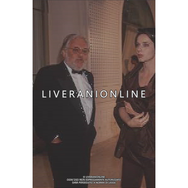 DIAP-RETROSPETTIVA ISABELLA ROSSELLINI ATTRICE NELLA FOTO ISABELLA ROSSELLINI CON PAOLO VILLAGGIO A CANNES NELL\'ANNO 1990 AG ALDO LIVERANI SAS