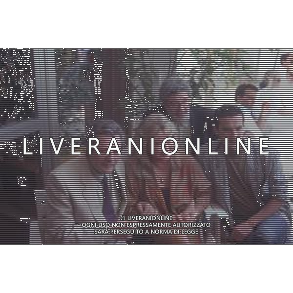 DIAP-RETROSPETTIVA MARCELLO MASTROIANNI ATTORE NELLA FOTO MARCELLO MASTROIANNI CON MASSIMO TROISI MARINA VLADY E ETTORE SCOLA A CANNES NELL\'ANNO 1989 AG ALDO LIVERANI SAS