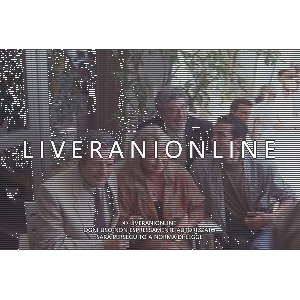 DIAP-RETROSPETTIVA MARCELLO MASTROIANNI ATTORE NELLA FOTO MARCELLO MASTROIANNI CON MASSIMO TROISI MARINA VLADY E ETTORE SCOLA A CANNES NELL\'ANNO 1989 AG ALDO LIVERANI SAS