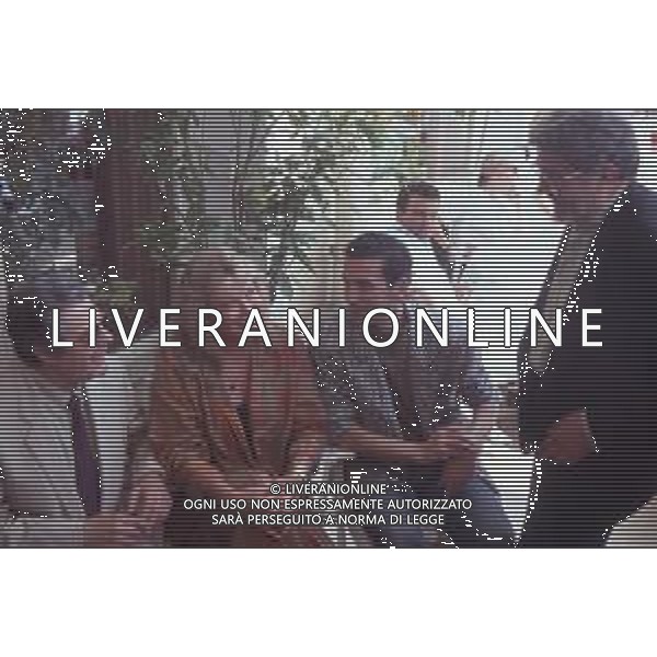 DIAP-RETROSPETTIVA MARCELLO MASTROIANNI ATTORE NELLA FOTO MARCELLO MASTROIANNI CON MASSIMO TROISI MARINA VLADY E ETTORE SCOLA A CANNES NELL\'ANNO 1989 AG ALDO LIVERANI SAS