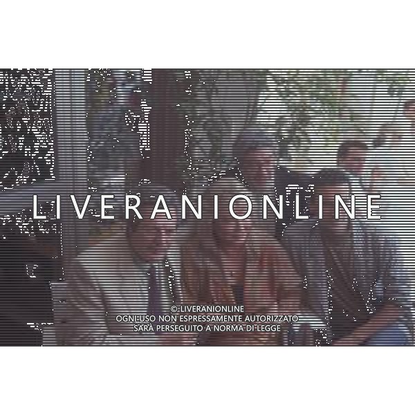 DIAP-RETROSPETTIVA MARCELLO MASTROIANNI ATTORE NELLA FOTO MARCELLO MASTROIANNI CON MASSIMO TROISI MARINA VLADY E ETTORE SCOLA A CANNES NELL\'ANNO 1989 AG ALDO LIVERANI SAS