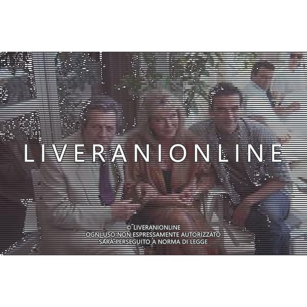 DIAP-RETROSPETTIVA MARCELLO MASTROIANNI ATTORE NELLA FOTO MARCELLO MASTROIANNI CON MASSIMO TROISI E MARINA VLADY A CANNES NELL\'ANNO 1989 AG ALDO LIVERANI SAS