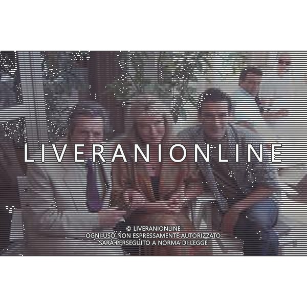DIAP-RETROSPETTIVA MARCELLO MASTROIANNI ATTORE NELLA FOTO MARCELLO MASTROIANNI CON MASSIMO TROISI E MARINA VLADY A CANNES NELL\'ANNO 1989 AG ALDO LIVERANI SAS