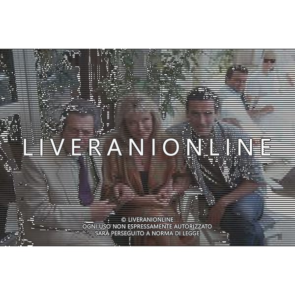 DIAP-RETROSPETTIVA MARCELLO MASTROIANNI ATTORE NELLA FOTO MARCELLO MASTROIANNI CON MASSIMO TROISI E MARINA VLADY A CANNES NELL\'ANNO 1989 AG ALDO LIVERANI SAS