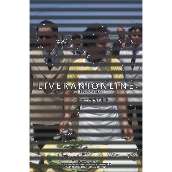 DIAP- RETROSPETTIVA ENRICO MONTESANO ATTORE NELLA FOTO ENRICO MONTESANO AL CONCORSO ‘L’Uomo in Cucina’ gara culinaria alla Bussola NELL\'ANNO 1984 AG ALDO LIVERANI SAS