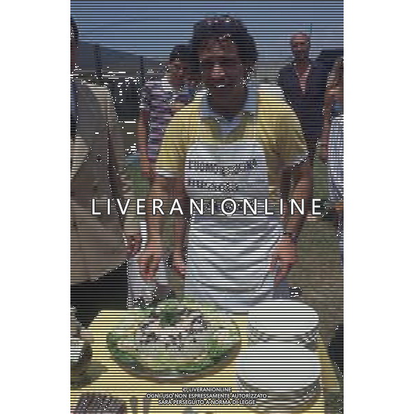 DIAP- RETROSPETTIVA ENRICO MONTESANO ATTORE NELLA FOTO ENRICO MONTESANO AL CONCORSO ‘L’Uomo in Cucina’ gara culinaria alla Bussola NELL\'ANNO 1984 AG ALDO LIVERANI SAS