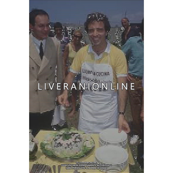 DIAP- RETROSPETTIVA ENRICO MONTESANO ATTORE NELLA FOTO ENRICO MONTESANO AL CONCORSO ‘L’Uomo in Cucina’ gara culinaria alla Bussola NELL\'ANNO 1984 AG ALDO LIVERANI SAS