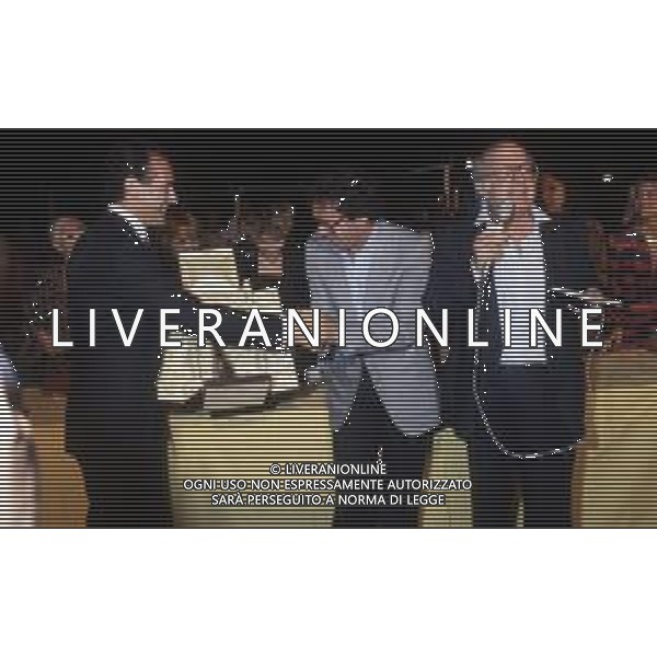 DIAP- RETROSPETTIVA ENRICO MONTESANO ATTORE NELLA FOTO PREMIAZIONE DI ENRICO MONTESANO AL CONCORSO ‘L’Uomo in Cucina’ gara culinaria alla Bussola NELL\'ANNO 1984 con VINCENZO BONASSISI AG ALDO LIVERANI SAS