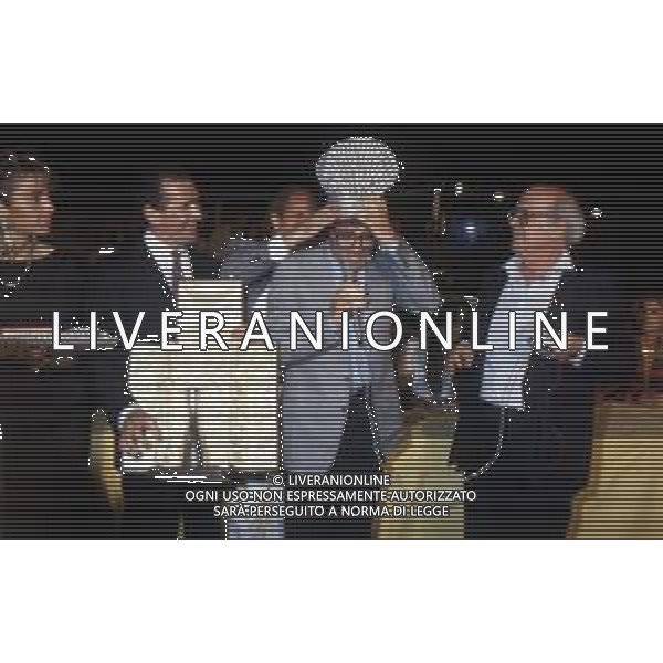 DIAP- RETROSPETTIVA ENRICO MONTESANO ATTORE NELLA FOTO PREMIAZIONE DI ENRICO MONTESANO AL CONCORSO ‘L’Uomo in Cucina’ gara culinaria alla Bussola NELL\'ANNO 1984 con VINCENZO BONASSISI AG ALDO LIVERANI SAS