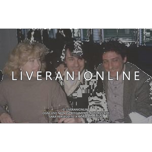 DIAP-RETROSPETTIVA RICKY TOGNAZZI ATTORE NELLA FOTO RICKY TOGNAZZI NANCY BRILLI E SERGIO CASTELLITTO NELL\'ANNO 1989 A MILANO IN TERRAZZA MARTINI AG ALDO LIVERANI SAS 