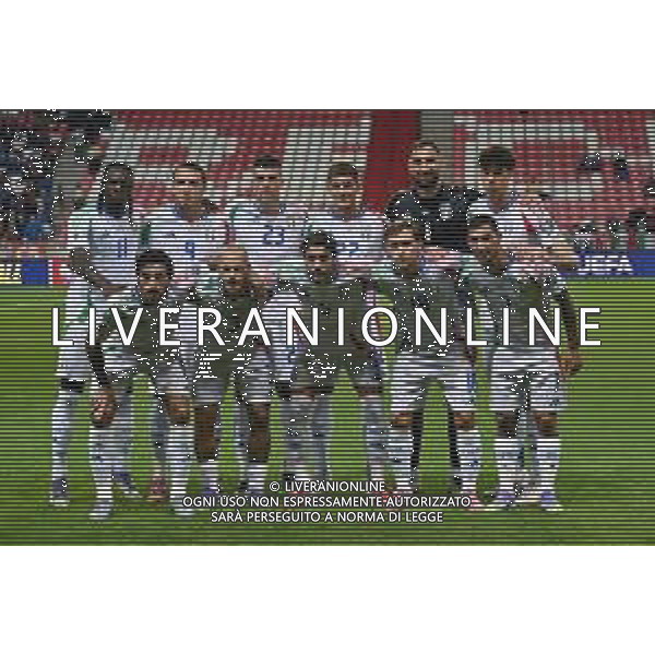 TVRG Israele vs Italia nella foto formazione Italia, in piedi da SX Moise Kean (Italia), Mateo Retegui (Italia), Gianluca Mancini (Italia), Giovanni Di Lorenzo (Italia), Gianluigi Donnarumma (Italia) e Alessandro Bastoni (Italia); in basso da SX Sandro Tonali (Italia), Federico Dimarco (Italia), Manuel Locatelli (Italia), Nicolo’ Barella (Italia) e Matteo Politano (Italia) Debrecen (HUN) 08-09-2025 Nagyerdei Stadion Israele vs Italia Qualificazioni Mondiali 2026 Gruppo I - 6a giornata foto Roberto Garavaglia/Agenzia Aldo Liverani sas