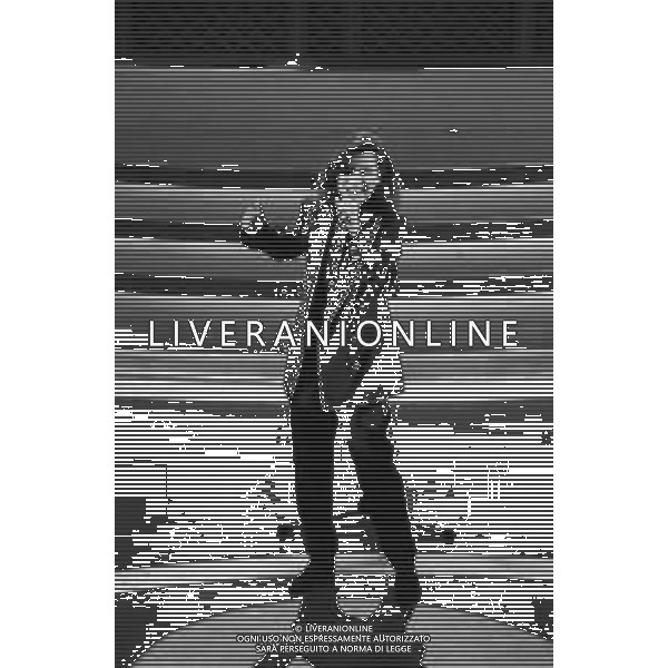 Neg- RETROSPETTIVA LAURA PAUSINI CANTANTE NELLA FOTO LAURA PAUSINI AL FESTIVAL DI SANREMO NELL’ANNO 1993 VINCE NELLA SEZIONE NOVITA’ NUOVE PROPOSTE AG ALDO LIVERANI SAS