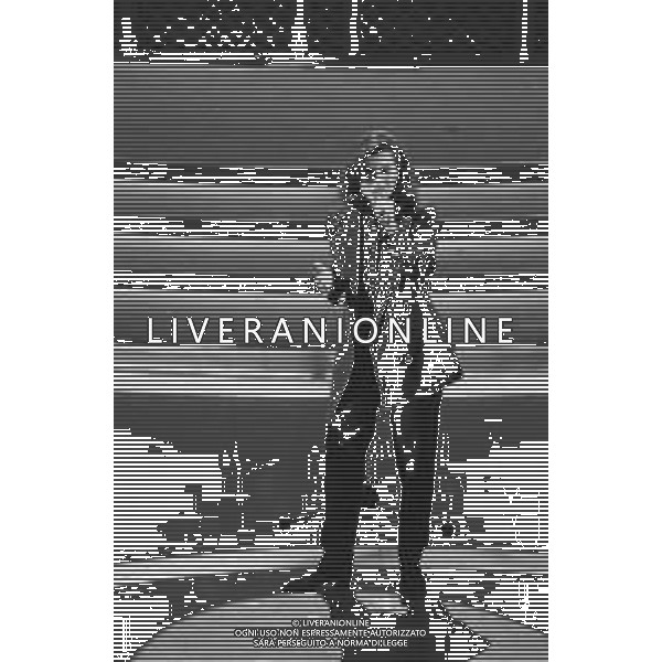 Neg- RETROSPETTIVA LAURA PAUSINI CANTANTE NELLA FOTO LAURA PAUSINI AL FESTIVAL DI SANREMO NELL’ANNO 1993 VINCE NELLA SEZIONE NOVITA’ NUOVE PROPOSTE AG ALDO LIVERANI SAS