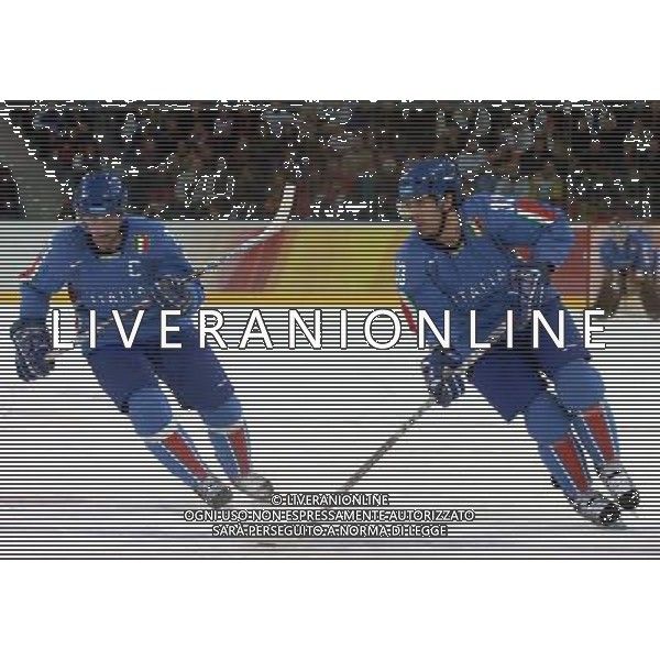 TORINO 18/02/2006 XX OLIMPIADI INVERNALI HOCKEY SU GHIACCIO ITALIA.-GERMANIA NELLA FOTO BUSILLO JOE CON TUZZOLINO TONY PH GIGI ARCAINI/AG.ALDO LIVERANI
