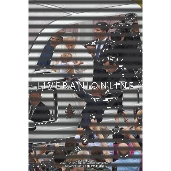 Citta’ del Vaticano Piazza San Pietro 10 Settembre 2025 Udienza generale di Sua Santita’ Papa Leone XIV Nella foto: Papa Leone XIV tra la folla di fedeli Foto Credit: Andrea Bracaglia- AGENZIA ALDO LIVERANI SAS