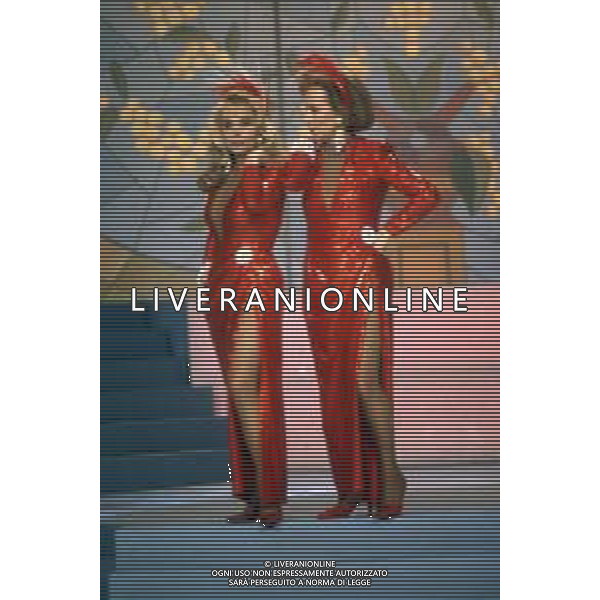 DIAP-RETROSPETTIVA MARIA GIOVANNA ELMI PRESENTATRICE TELEVISIVA NELLA FOTO MARIA GIOVANNA ELMI A MILANO NELL\'ANNO 1990 NELLA TRASMISSIONE TELEVISIVA “SIMPATICISSIMA “ CON ROSANNA VAUDETTI AG ALDO LIVERANI SAS