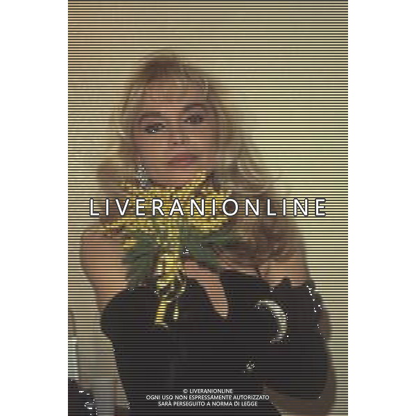 DIAP-RETROSPETTIVA MARIA GIOVANNA ELMI PRESENTATRICE TELEVISIVA NELLA FOTO MARIA GIOVANNA ELMI A MILANO NELL\'ANNO 1990 NELLA TRASMISSIONE TELEVISIVA “SIMPATICISSIMA “ AG ALDO LIVERANI SAS