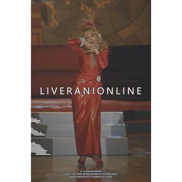 DIAP-RETROSPETTIVA MARIA GIOVANNA ELMI PRESENTATRICE TELEVISIVA NELLA FOTO MARIA GIOVANNA ELMI A MILANO NELL\'ANNO 1990 NELLA TRASMISSIONE TELEVISIVA “SIMPATICISSIMA “ AG ALDO LIVERANI SAS