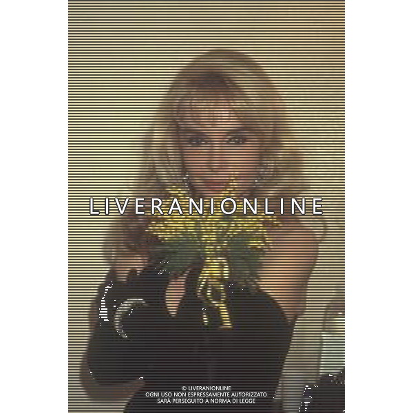 DIAP-RETROSPETTIVA MARIA GIOVANNA ELMI PRESENTATRICE TELEVISIVA NELLA FOTO MARIA GIOVANNA ELMI A MILANO NELL\'ANNO 1990 NELLA TRASMISSIONE TELEVISIVA “SIMPATICISSIMA “ AG ALDO LIVERANI SAS