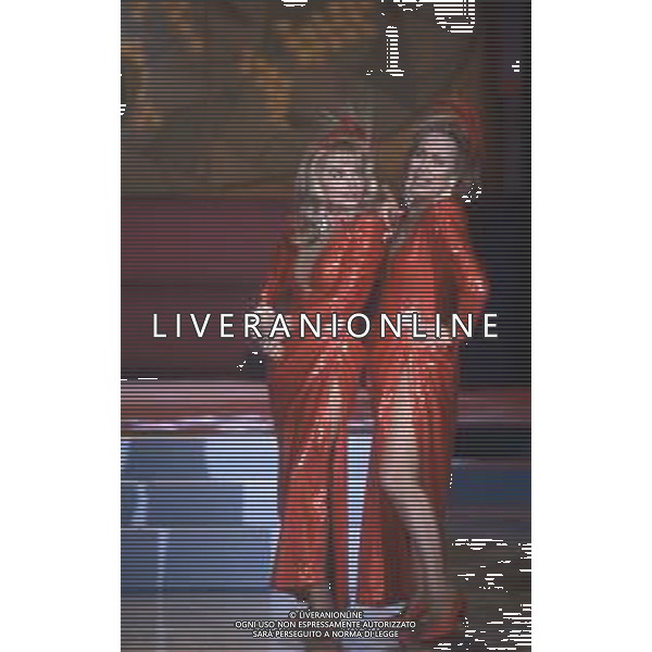 DIAP-RETROSPETTIVA MARIA GIOVANNA ELMI PRESENTATRICE TELEVISIVA NELLA FOTO MARIA GIOVANNA ELMI A MILANO NELL\'ANNO 1990 NELLA TRASMISSIONE TELEVISIVA “SIMPATICISSIMA “ CON ROSANNA VAUDETTI AG ALDO LIVERANI SAS