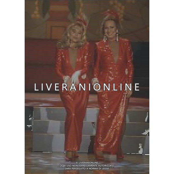 DIAP-RETROSPETTIVA MARIA GIOVANNA ELMI PRESENTATRICE TELEVISIVA NELLA FOTO MARIA GIOVANNA ELMI A MILANO NELL\'ANNO 1990 NELLA TRASMISSIONE TELEVISIVA “SIMPATICISSIMA “ CON ROSANNA VAUDETTI AG ALDO LIVERANI SAS