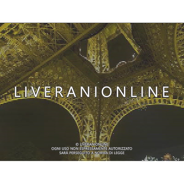 PARIGI 2005 NELLA FOTO LA TORRE EIFFEL NOTTURNA AGENZIA ALDO LIVERANI