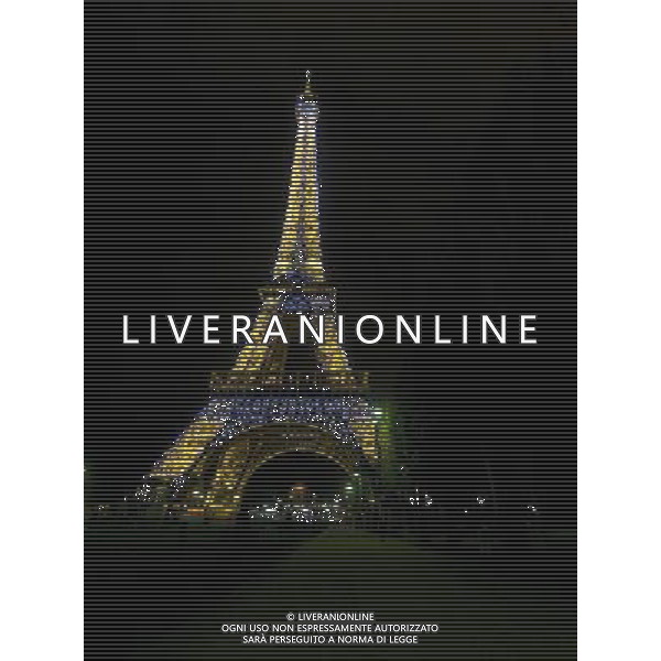 PARIGI 2005 NELLA FOTO LA TORRE EIFFEL NOTTURNA AGENZIA ALDO LIVERANI