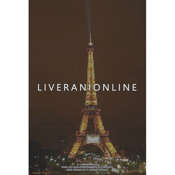 PARIGI 2005 NELLA FOTO LA TORRE EIFFEL NOTTURNA AGENZIA ALDO LIVERANI