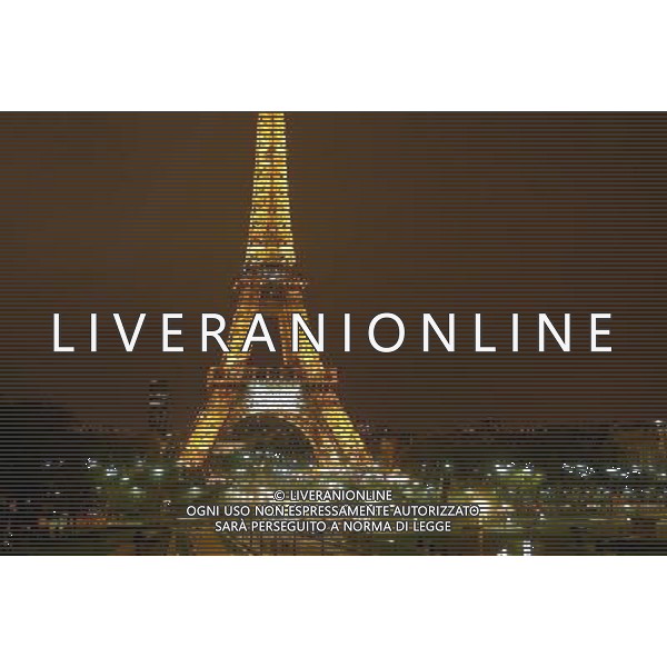 PARIGI 2005 NELLA FOTO LA TORRE EIFFEL NOTTURNA AGENZIA ALDO LIVERANI