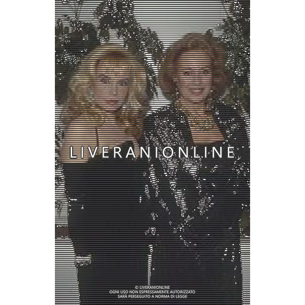 DIAP-RETROSPETTIVA MARIA GIOVANNA ELMI PRESENTATRICE TELEVISIVA NELLA FOTO MARIA GIOVANNA ELMI A MILANO NELL\'ANNO 1990 NELLA TRASMISSIONE TELEVISIVA “SIMPATICISSIMA “ CON ROSANNA VAUDETTI AG ALDO LIVERANI SAS