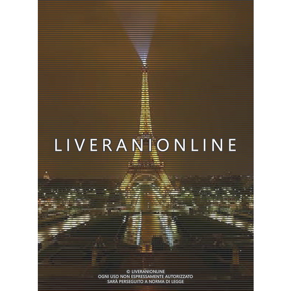 PARIGI 2005 NELLA FOTO LA TORRE EIFFEL NOTTURNA AGENZIA ALDO LIVERANI