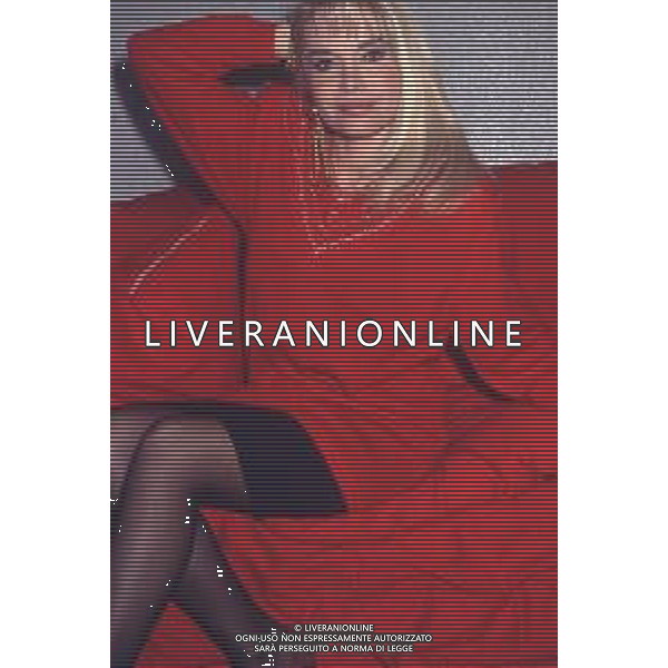 DIAP-RETROSPETTIVA MARIA GIOVANNA ELMI PRESENTATRICE TELEVISIVA NELLA FOTO MARIA GIOVANNA ELMI A MILANO NELL\'ANNO 1990 NELLA TRASMISSIONE TELEVISIVA “SIMPATICISSIMA “ AG ALDO LIVERANI SAS