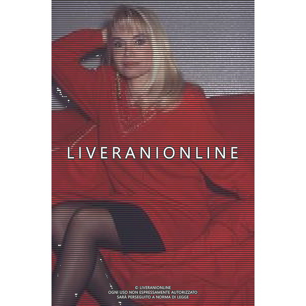 DIAP-RETROSPETTIVA MARIA GIOVANNA ELMI PRESENTATRICE TELEVISIVA NELLA FOTO MARIA GIOVANNA ELMI A MILANO NELL\'ANNO 1990 NELLA TRASMISSIONE TELEVISIVA “SIMPATICISSIMA “ AG ALDO LIVERANI SAS