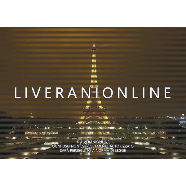 PARIGI 2005 NELLA FOTO LA TORRE EIFFEL NOTTURNA AGENZIA ALDO LIVERANI