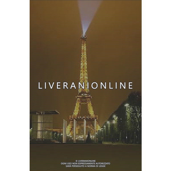 PARIGI 2005 NELLA FOTO LA TORRE EIFFEL NOTTURNA AGENZIA ALDO LIVERANI