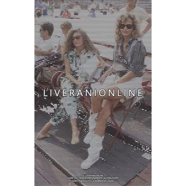 DIAP-RETROSPETTIVA ELEONORA BRIGLIADORI ATTRICE E PRESENTATRICE TELEVISIVA NELLA FOTO ELEONORA BRIGLIADORI CON MARINA PERZY A FESTIVALBAR A VERONA NELL\'ANNO 1983 AG ALDO LIVERANI SAS