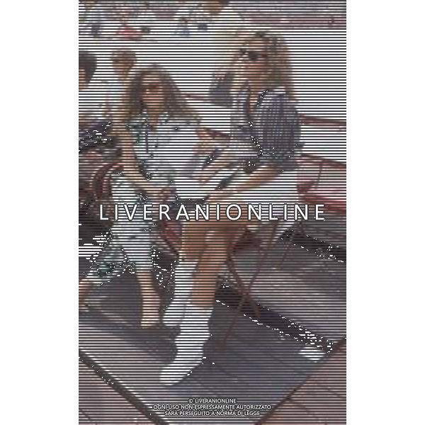 DIAP-RETROSPETTIVA ELEONORA BRIGLIADORI ATTRICE E PRESENTATRICE TELEVISIVA NELLA FOTO ELEONORA BRIGLIADORI CON MARINA PERZY A FESTIVALBAR A VERONA NELL\'ANNO 1983 AG ALDO LIVERANI SAS