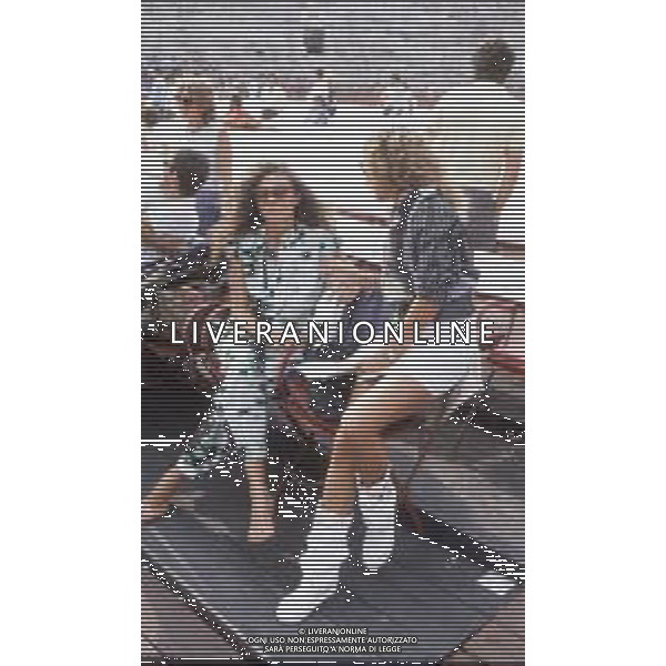 DIAP-RETROSPETTIVA ELEONORA BRIGLIADORI ATTRICE E PRESENTATRICE TELEVISIVA NELLA FOTO ELEONORA BRIGLIADORI CON MARINA PERZY A FESTIVALBAR A VERONA NELL\'ANNO 1983 AG ALDO LIVERANI SAS