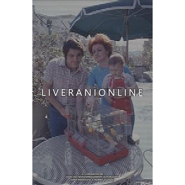 COL-RETROSPETTIVA MASSIMO DAPPORTO ATTORE NELLA FOTO MASSIMO DAPPORTO CON LA MOGLIE E IL FIGLIO AG ALDO LIVERANI SAS  