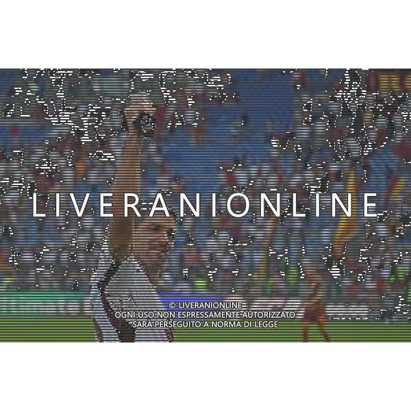 Serie A Enilive 2025/2026 Roma vs Torino Stadio Olimpico Nella foto: Simeone festeggia coi tifosi il premio di MVP Foto Andrea Rosito - Agenzia Liverani- AGENZIA ALDO LIVERANI SAS