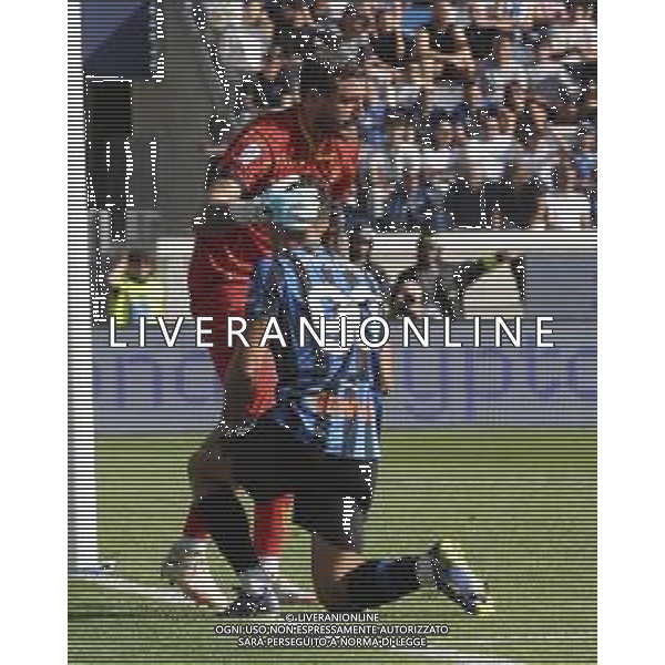 Wladimiro Falcone of US Lecce hugs Nikola Krstovic of Atalanta BC during Atalanta BC vs US Lecce, 3° Serie A Enilive 2025-26 game at New Balance stadium in Bergamo (BG), Italy, on September 14, 2025. (Photo by Davide Casentini) ©TVDC Davide Casentini - AGENZIA ALDO LIVERANI SAS