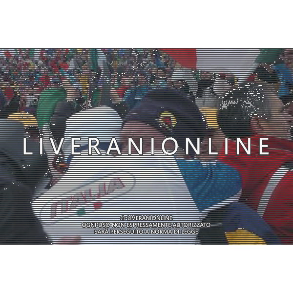 STAFFETTA MASCHILE SCI DI FONDO 19/02/2006 XX OLIMPIADI INVERNALI TORINO 2006 NELLA FOTO VINCITORI DELLA MEDAGLIA D\'ORO - PILLER COTTRER PIETRO ABBRACCIA IL PADRE PH ARCAINI/AGENZIA ALDO LIVERANI