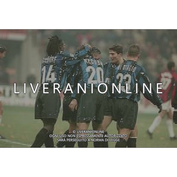 NEG-27-01-2000 MILANO GARA DI RITORNO DI COPPA ITALIA INTER-MILAN 1-1 NELLA FOTO ABBRACCI GIOCATORI INTER DOPO IL GOAL AG ALDO LIVERANI SAS