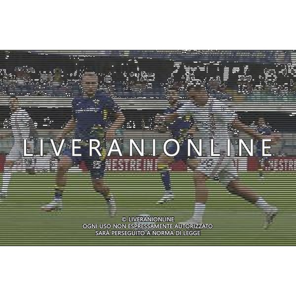 Federico Bonazzoli of US Cremonese competes for the ball with Victor Enok Nelsson of Hellas Verona FC during Hellas Verona FC vs US Cremonese, 3° Serie A Enilive 2025-26 game at Marcantonio Bentegodi stadium in Verona (VR), Italy, on September 15, 2025. (Photo by Davide Casentini)- AGENZIA ALDO LIVERANI SAS