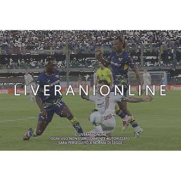 Jari Vandeputte of US Cremonese battle for the ball with Jean-Daniel Akpa Akpro of Hellas Verona FC and Antoine Joseph Bernède of Hellas Verona FC during Hellas Verona FC vs US Cremonese, 3° Serie A Enilive 2025-26 game at Marcantonio Bentegodi stadium in Verona (VR), Italy, on September 15, 2025. (Photo by Davide Casentini)- AGENZIA ALDO LIVERANI SAS