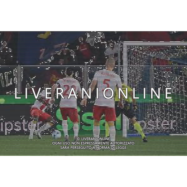 TVRG Como vs Genoa nella foto Caleb Ekuban (Genoa) a SX coperto segna il gol dell\'1 a 1 Como 15-09-2025 Stadio Giuseppe Sinigaglia Como vs Genoa Campionato Serie A Enilive - 3a giornata foto Roberto Garavaglia/Agenzia Aldo Liverani sas