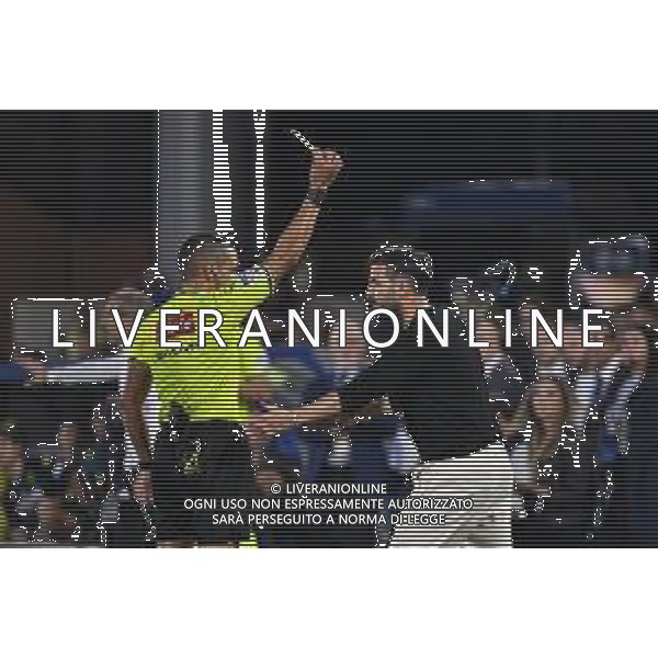 TVRG Como vs Genoa nella foto l\'arbitro Marco Piccinini di Forlì ammonisce Cesc Fabregas allenatore Como Como 15-09-2025 Stadio Giuseppe Sinigaglia Como vs Genoa Campionato Serie A Enilive - 3a giornata foto Roberto Garavaglia/Agenzia Aldo Liverani sas