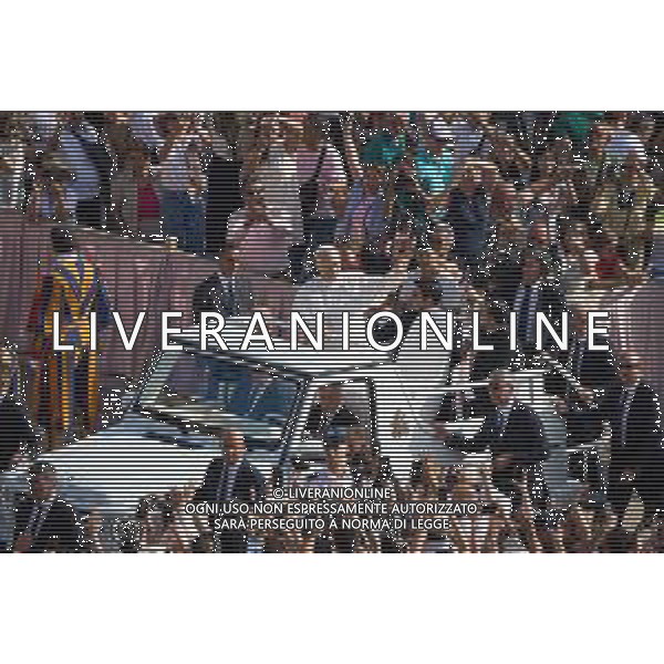 Citta’ del Vaticano - Piazza San Pietro Roma 17.09.2025 Udienza Generale di Sua Santita’ Papa Leone XIV Nella foto: Papa Leone XIV tra i fedeli Foto Credit: Andrea Bracaglia - AGENZIA ALDO LIVERANI SAS