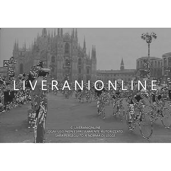 Neg- RETROSPETTIVA 22a e ULTIMA TAPPA DELLA 63a EDIZIONE DEL GIRO D’ITALIA MILANO 07 GIUGNO 1980 NELLA FOTO IL PASSAGGIO DEI CICLISTI IN PIAZZA DUOMO CON LA VITTORIA FINALE DEL FRANCESE BERNARD HINAULT AG ALDO LIVERANI SAS
