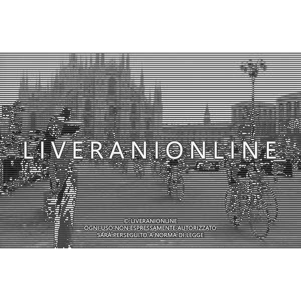 Neg- RETROSPETTIVA 22a e ULTIMA TAPPA DELLA 63a EDIZIONE DEL GIRO D’ITALIA MILANO 07 GIUGNO 1980 NELLA FOTO IL PASSAGGIO DEI CICLISTI IN PIAZZA DUOMO CON LA VITTORIA FINALE DEL FRANCESE BERNARD HINAULT AG ALDO LIVERANI SAS